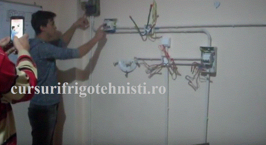 Alex verifica corectitudinea executiei  circuitelor electrice de priza si circuite de iluminat.gif