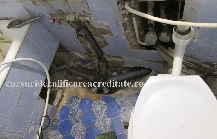 Apa rece si calda in baie ,obiectele sanitare defecte si sparte se vad conducte de pexal gaurite.JPG