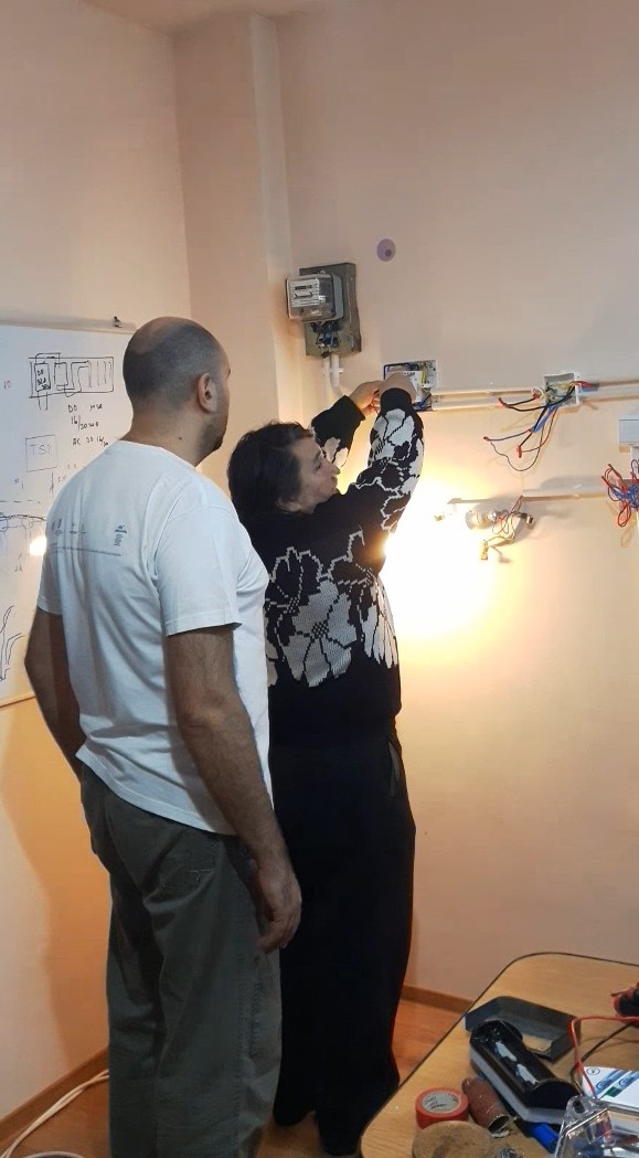 cu lampa de control verificam prezenta tensiunii la iesirea din disjunctoare.jpg