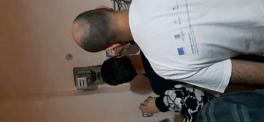 senzorul de supratensiune are si functia de voltmetru indica 230V , instalatia electrica functioneaza.jpg