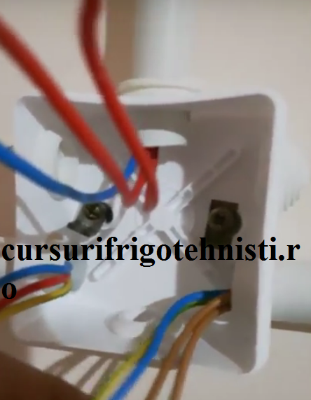 , becuri economice tip led 7 W u=230V Doza de legaturi sus este un corp de iluminat cu doua lampi care se aprind independent.png