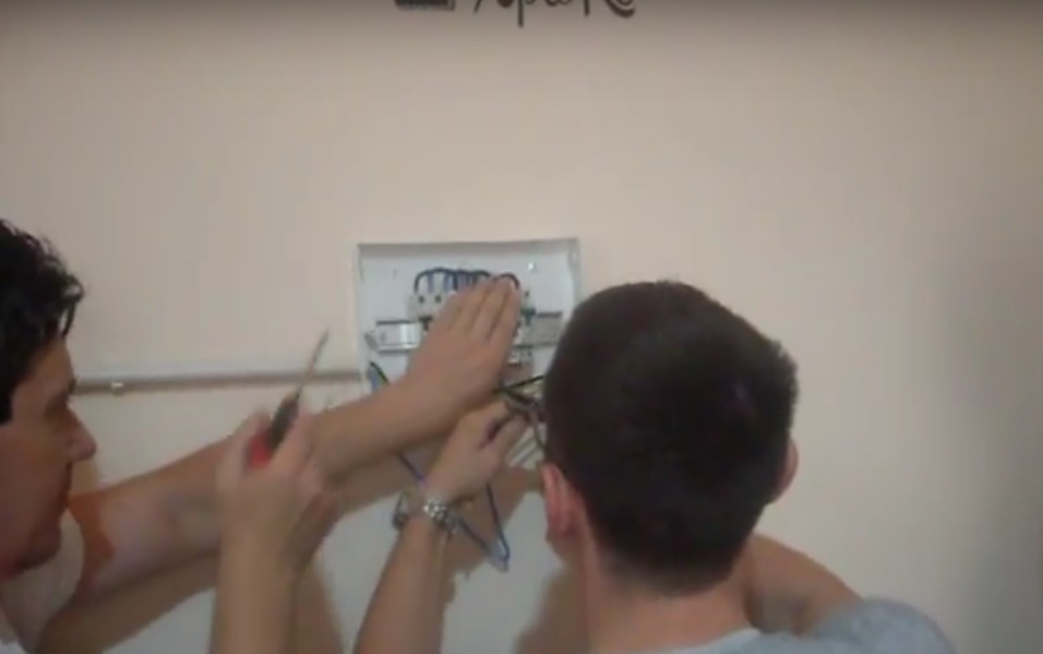 executam primul tablou electric cu circuite de priza si lumina disjunctoare 6A 10A 16A si disjunctor diferential 16A 30mA.jpg