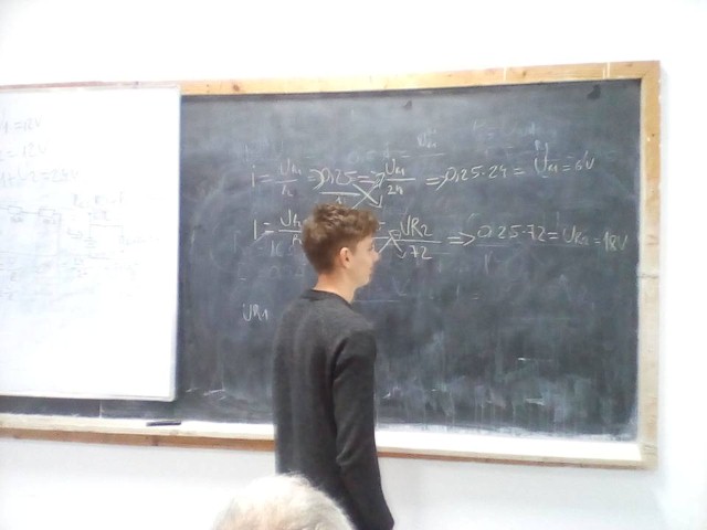 Gr 9 Electricieni Gabriel la tabla rezolva circuite de curent continuu (Small).jpg