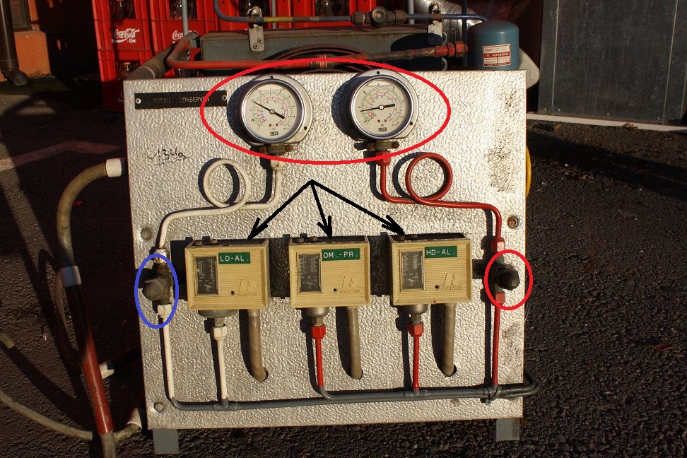 Panou de control protectie si masura masina frigrifica se vad presostatele inalta si joasa , manometre de inalta si joasa care arata presiunea de vaporizare si presiunea de condensare.jpg