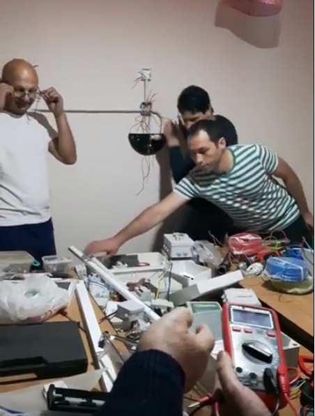 Pentru practica electricieni am avut la dispozitie 4 truse de scule grad izolatie U=1500C conductor fy 1,5 fy 2,5 fy 6 tuburi protectie ipy20 disjunctoare contor BPM  aparate de masurat rezistenta tensiune.jpg