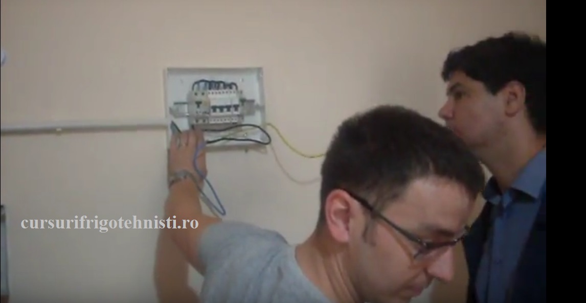Gabriel echipeaza cu colegul un tablou electric u=230v cu 7 sigurante inclus disjunctor diferential 16A 30mA.jpg