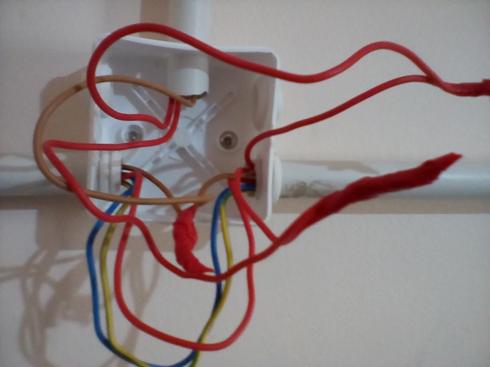 executie legaturi electrice in doze de trecere si de aparat.jpg