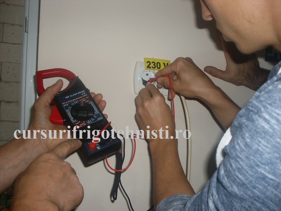 Am invatat sa folosim aparatul de masura a tensiunii U=230V ca.jpg
