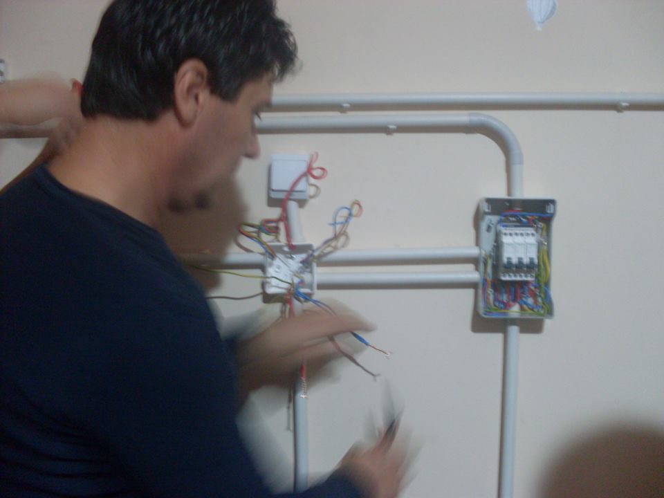 legaturile din doza spre cele doua tablouri electrice secundare.jpg