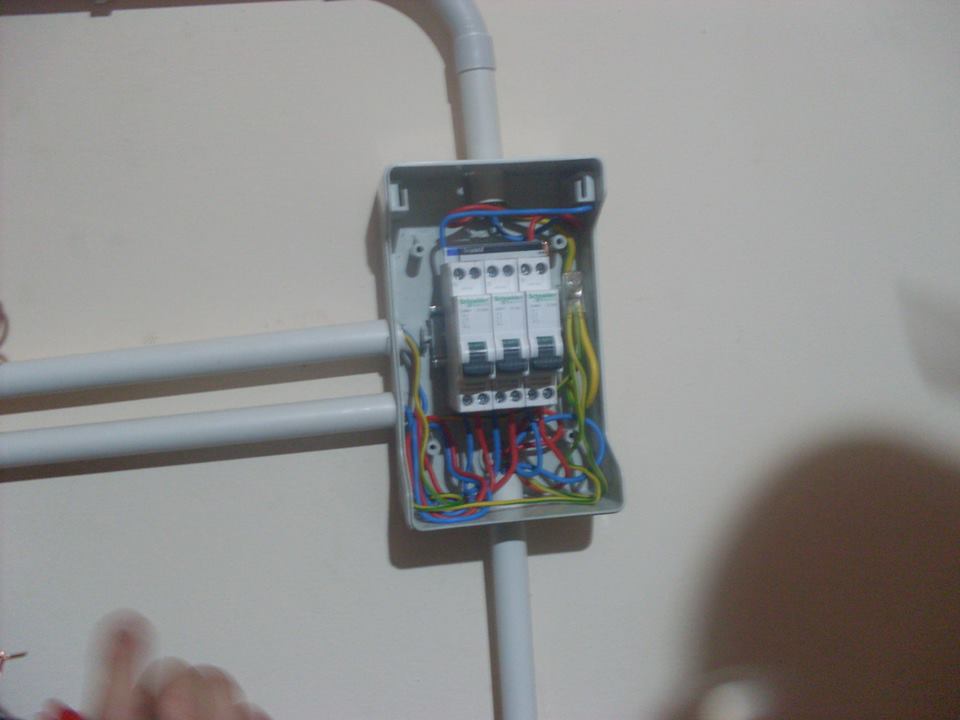 tablou secundar cu 3 disjunctoare de 16A si 6A.jpg