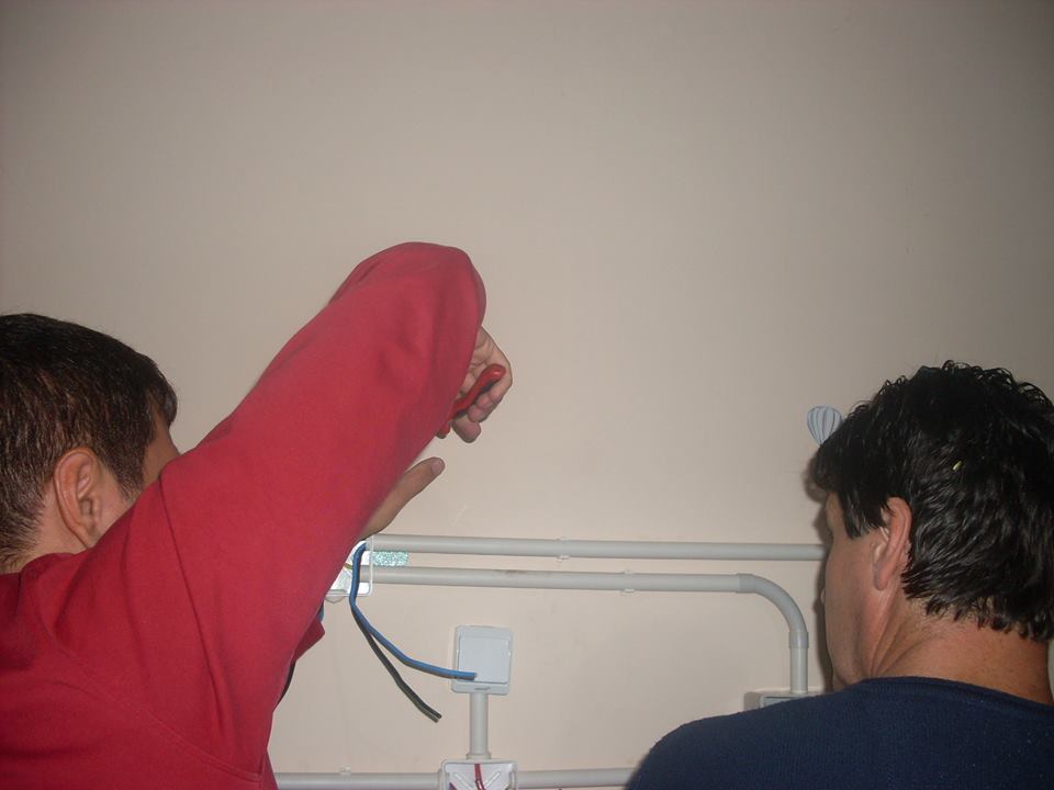 toti am invatat sa facem legaturi electrice.jpg