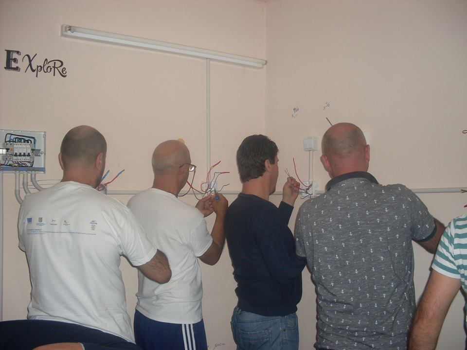 toti facem legaturi electrice conductor de 1,5mmp si 2,5mmp U=230V.jpg