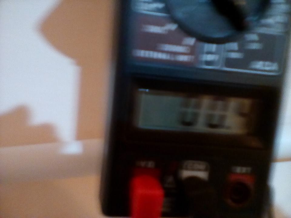 Folosim un aparat de masura sa facem Masurari electrice , aici masuram curentul consumat de circuitul de lumina I=0,4A.jpg