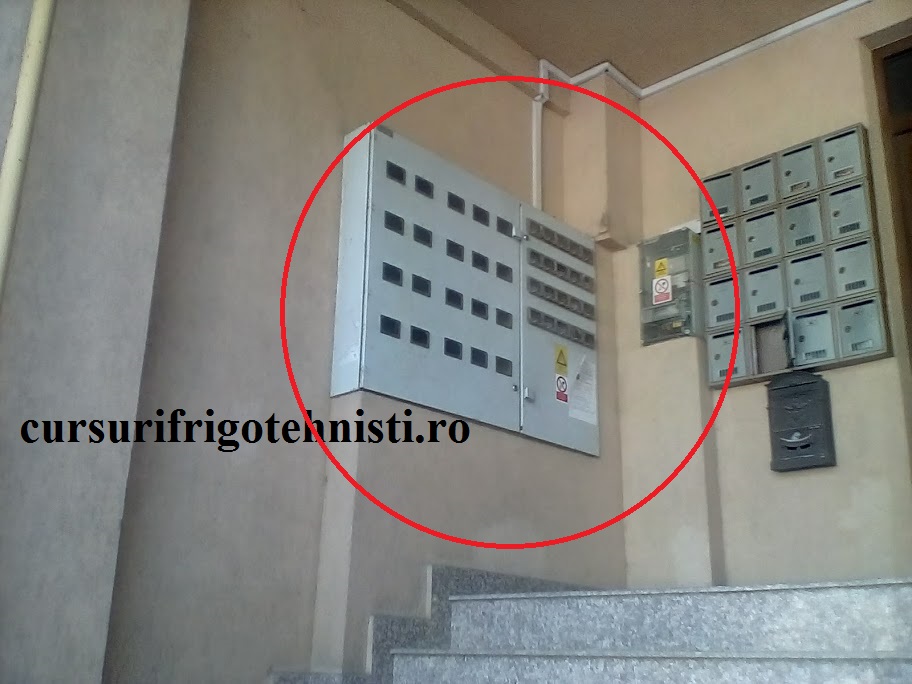 contoare de masurat consumul de energie electrica grupate la intrare in bloc , fiecare consumator are BPM -ul lui cu disjunctor diferential de 32A cu 300mA.jpg