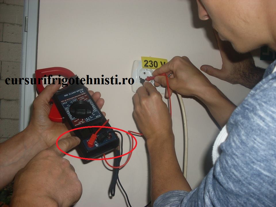 invatam sa folosim un aparat de masura masuram tensiunea la un circuit de priza U=230V.jpg