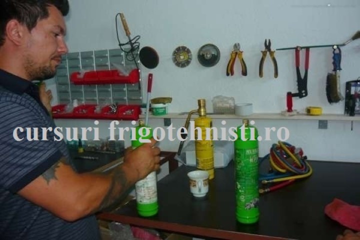 Lapractica avem tot ce ne trebuie sa devenim buni frigotehnisti se vad buteliile de freon mapp gazul si electrozi de argintat.jpg