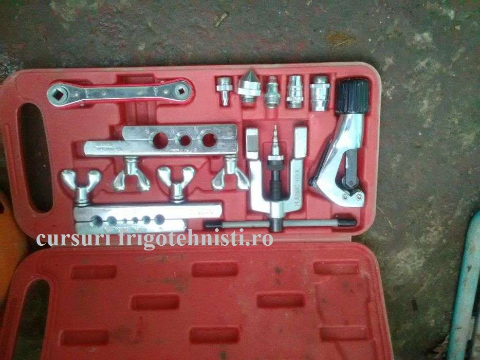 prima mea trusa de frigotehnist luata de la termo dinamic , rezista de 4 ani.jpg
