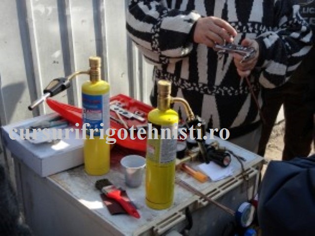 Scule reparat masini frigorifice la practica invatam sa calibram teava de gaz.jpg