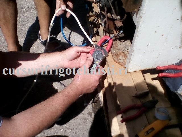Masuram cu aparatul de masura ce curent absoarbe un compresor I=1A U=230C.jpg