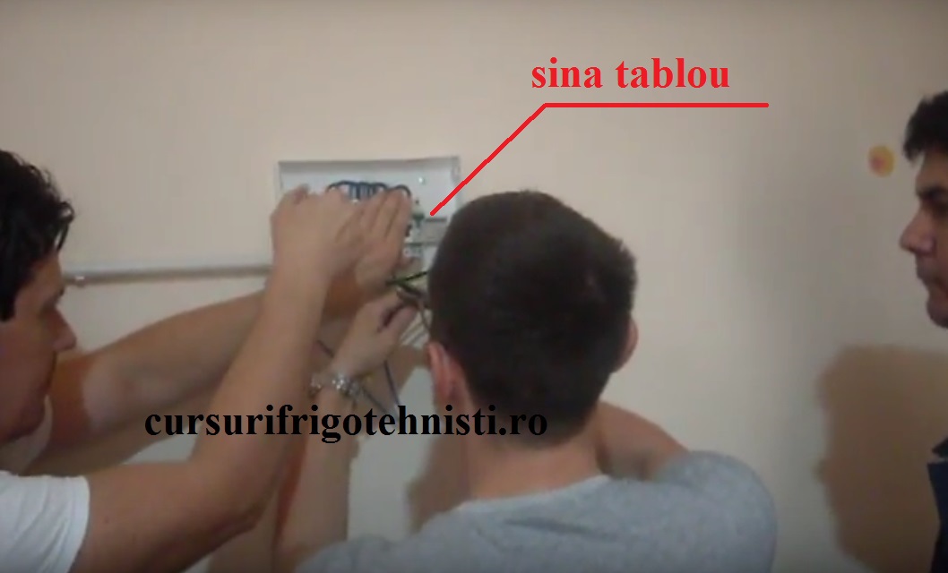 Am echipat impreuna tabloul electric P=2,5KW U=230V 7 am montat disjunctoarele e sina carcasei  tabloului.jpg