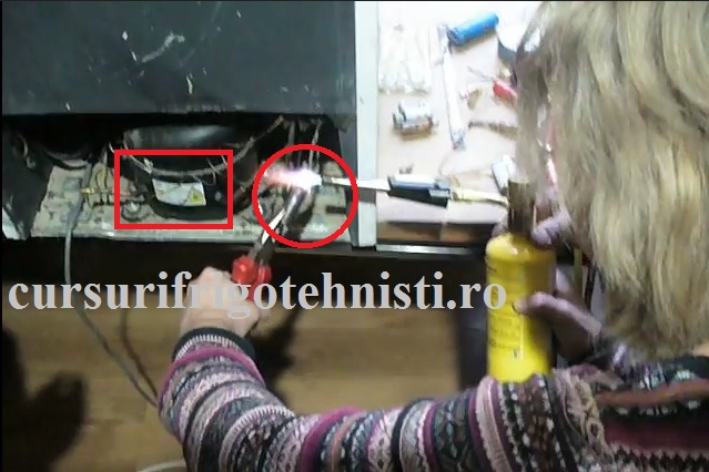 se observa eticheta compresorului care avertizeaza freon  R600A inflamabil.jpg