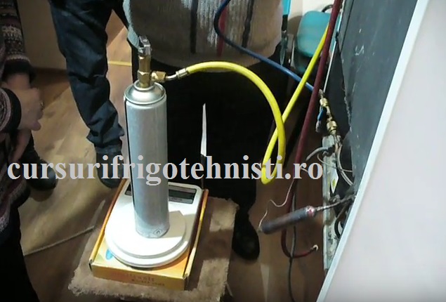 incarcam cu cantarul cu precizie de 1 gram.jpg