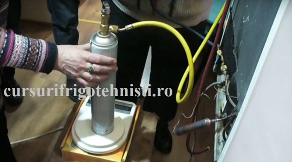 Incarcare frigider cu refrigerant ecologic  R600A (Custom).jpg