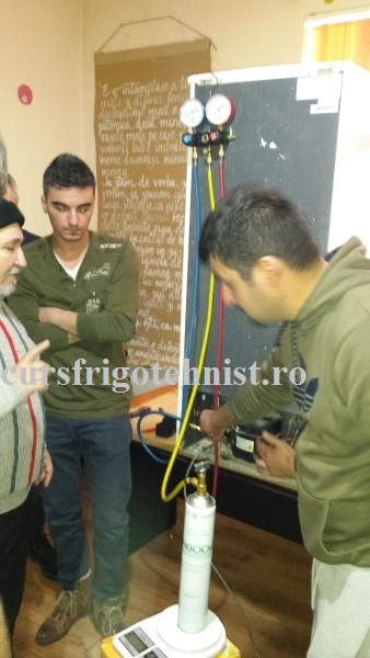 Incarcare frigider functionand cu R600A.jpg