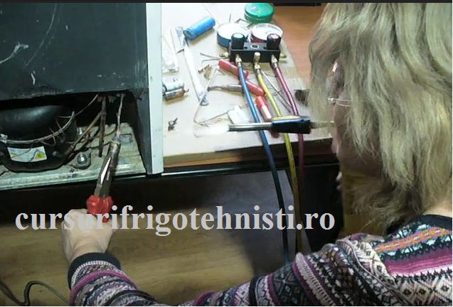 Ne pregatim sa scoatem filtrul deshidrator , filtrul a fost taiat sa vedem cum a functiionat masina frigorifica si daca nu este contaminata cu apa sau uleiul nu este compatibil cu freonul.jpg