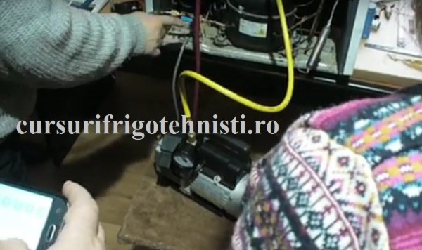 Pompa de vidat functioneaza de 20 minute totul este ok ne pregatim sa incrcam cu R600A.jpg