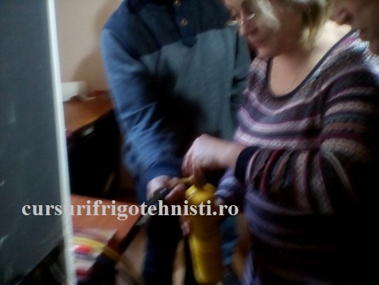 Elena porneste mapp gazul sa sudeze capilarul in filtru deshidrator (Custom).jpg