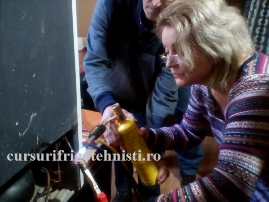 Elena scoate filtrul deshidrator din condensator (Custom).jpg
