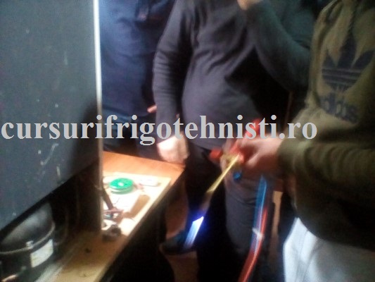 Statia de sudura sudam valva de service la frigider sa avem acces in traseul frigorific refrigerant R600A.jpg