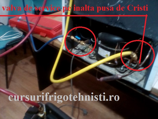 sa masuram presiune inalta la un frigider am montat valva de service pe iesirea din condensator.jpg
