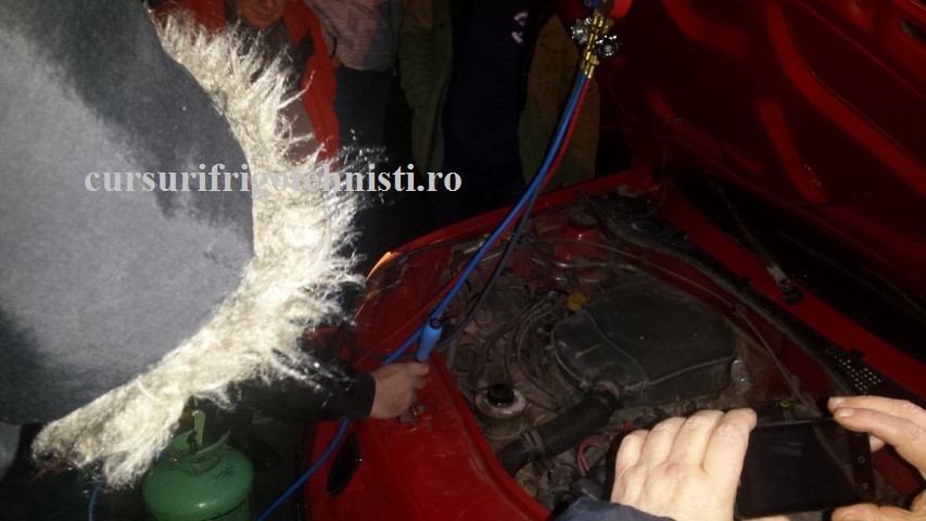 Aer conditionat auto am bagat substanta de contrast freonul este R134A.jpg