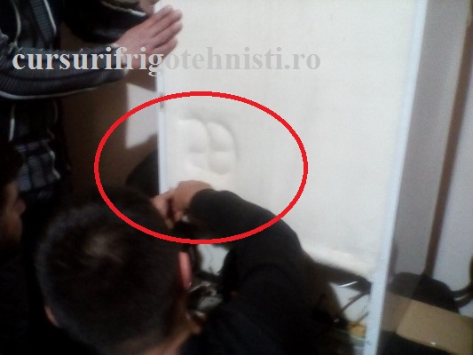 frigider cu viciu de fabricatie aspiratia plina de pori.jpg