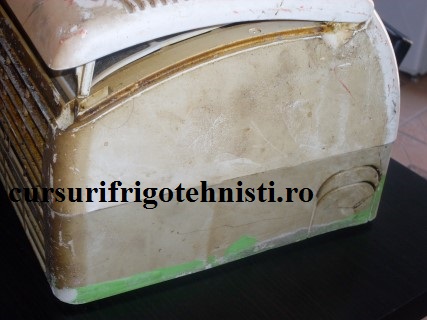 Pe aici ies conductele de gaz lichid freon 410A.JPG