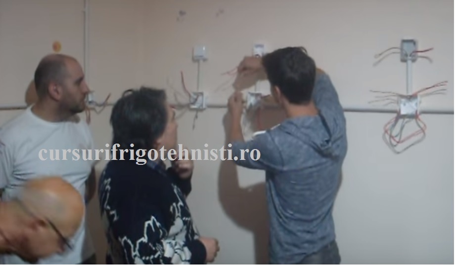 Practica electricieni legaturi electrice lampa 7W.jpg