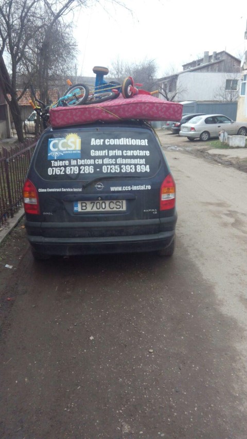 Masina de frigotehnist incarcata full pentru aia mici , masina lui Cisti seful de grupa .jpg