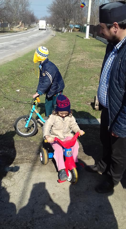 2 biciclete 2 copii fericiti .jpg