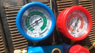 Bateria de manometre pe joasa , masoara presiunea de vaporizare.jpg