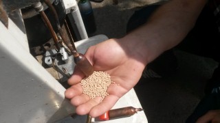 Granulele filtrului deshidrator sunt curate frigiderul a lucrat ok freon R600A.jpg