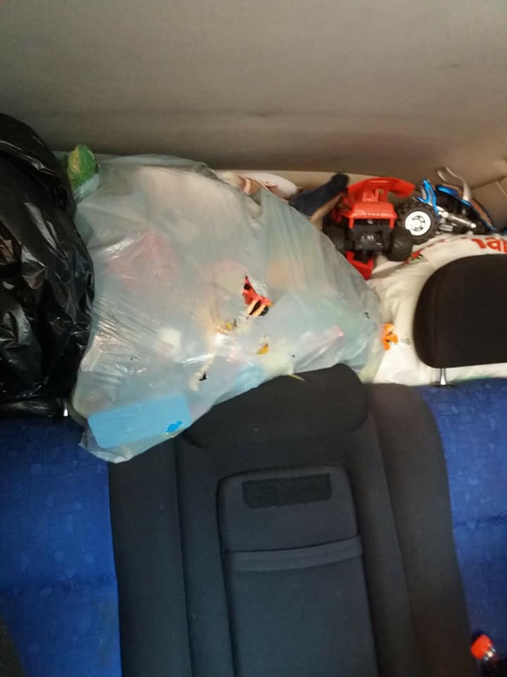 masina full cu haine si jucarii.jpg