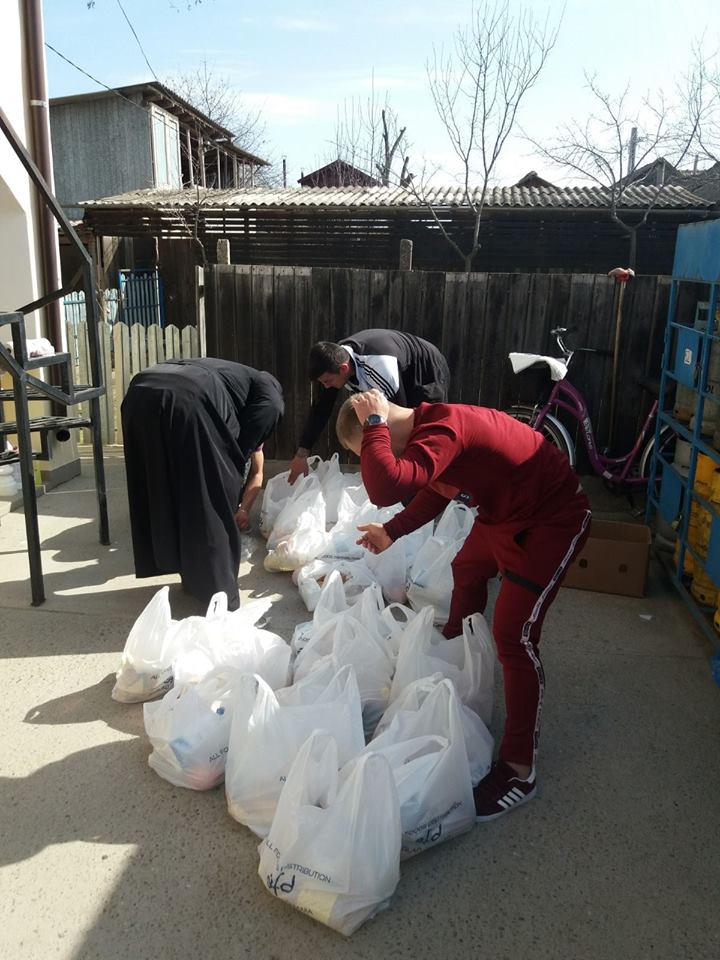 Pachete pentru copii si pentru batrani abandonati .jpg