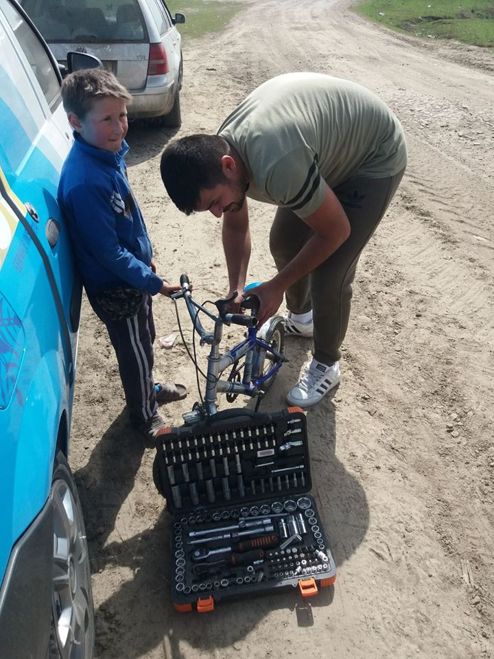 Inca un copil primeste o bicicleta .jpg