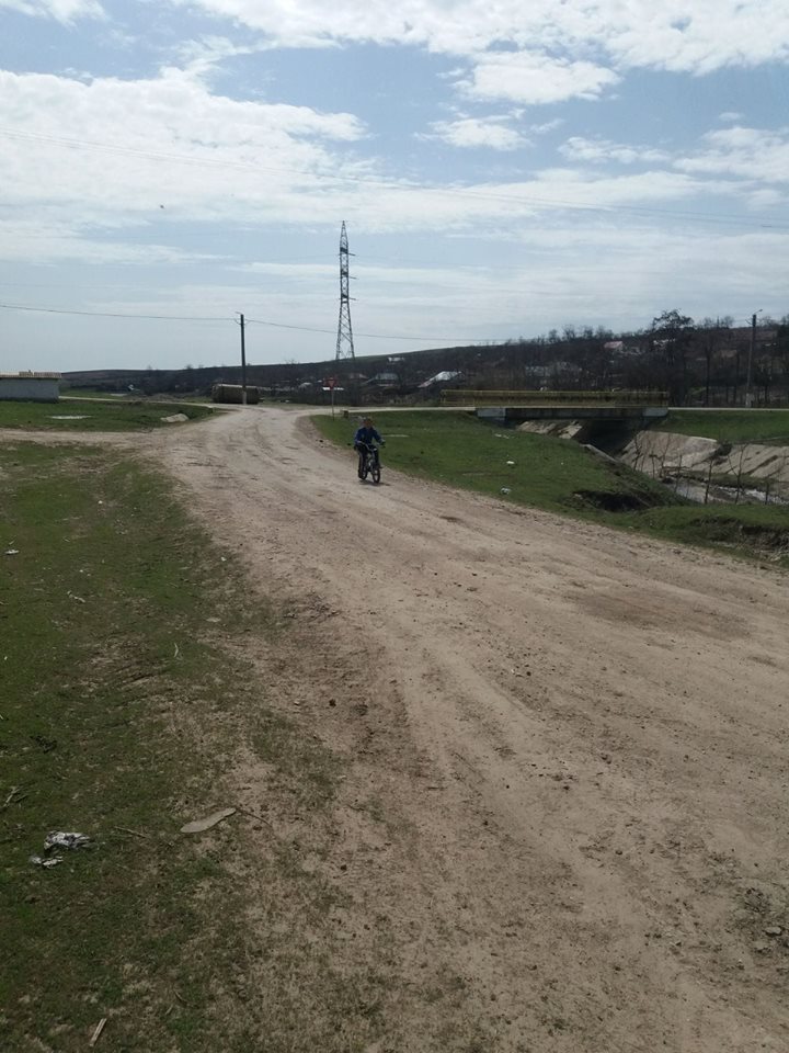 Virgil cu bicicleta si trantele trase.jpg