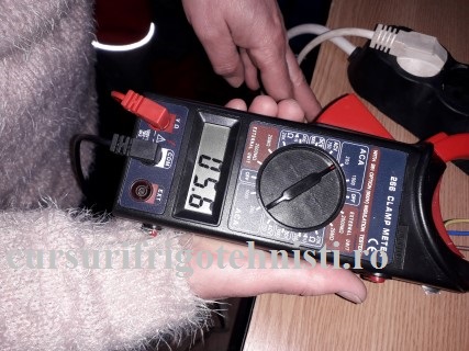 compresorul consuma I=5,6A U=230V .jpg