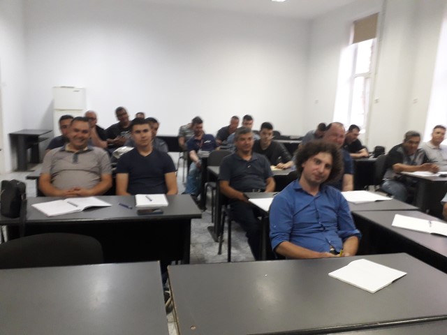 George in banca la gr 14 frig cand toti sarbatoresc cu mici si bere .jpg