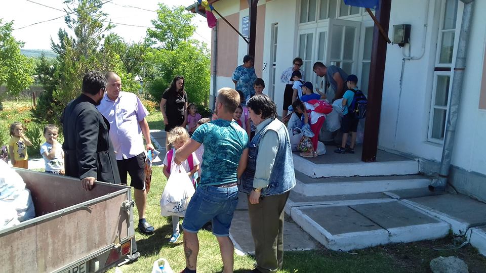 Copii primesc daruri de yiua lor .jpg