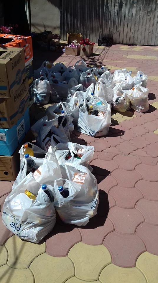 sacosele cu daruri 74 sacose la 37 copii .jpg